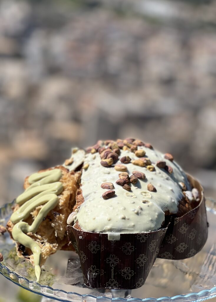 colomba con cioccolato, amarene e crema al pistacchio